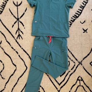 Figs Surgical Green Scrubs Set